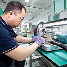 Odstránenie izolácie medeným drôtom